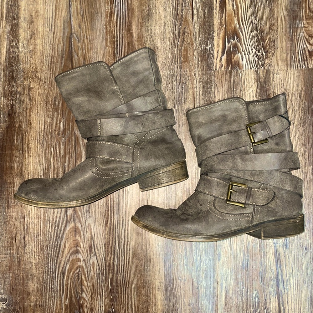 Size 7.5 Steve Madden boots in Gray